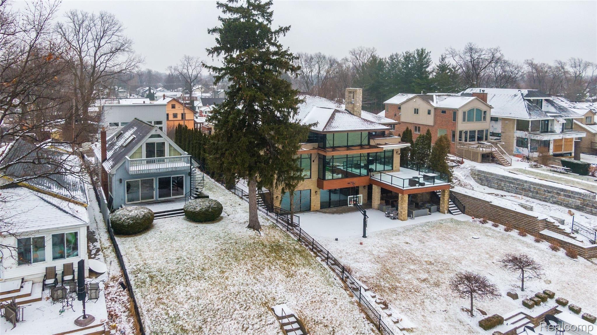 1828 Cass Lake Front Road Keego Harbor, MI 48320 - Photo 41 of 51 P1Ru4Hiw.jpg