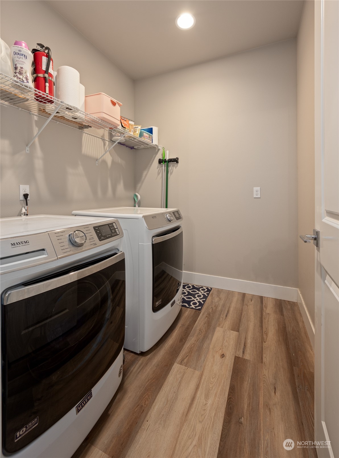 3522 Creswell Road Snohomish, WA 98290 - Photo 23 of 40 a kitchen with a stove and a microwave