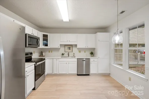 $349,000 | 102 Fox Den Court, Hendersonville, NC 28792