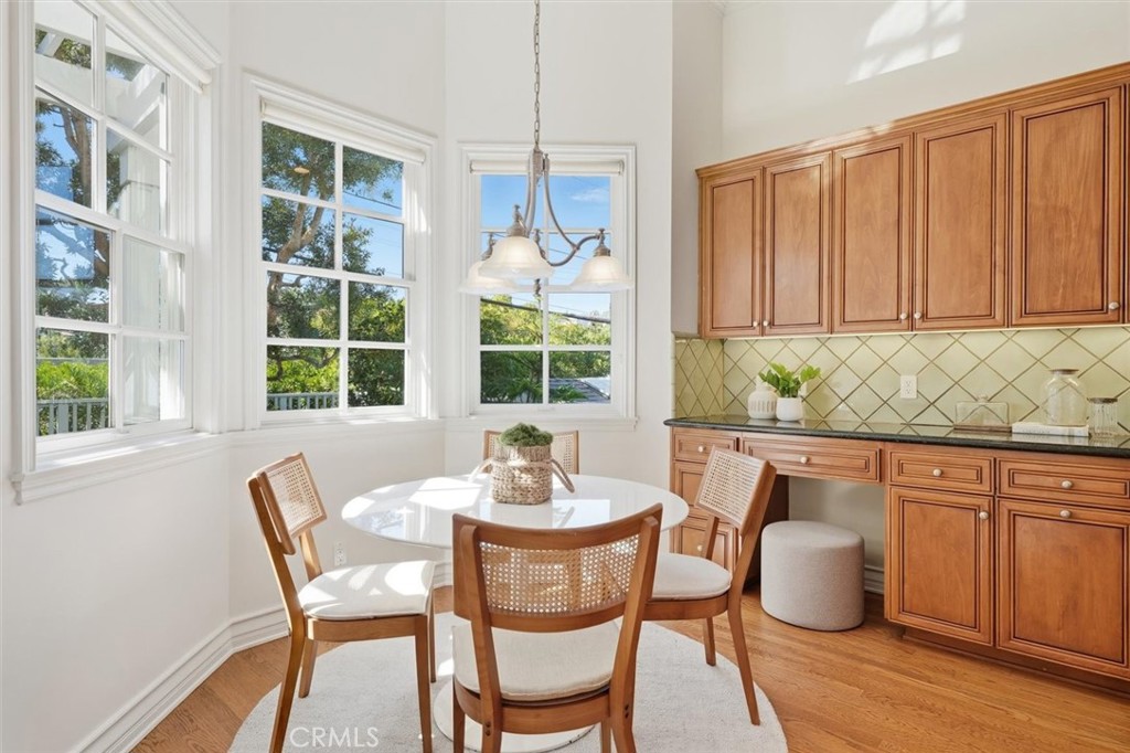 2909 Maple Avenue Manhattan Beach, CA 90266 - Photo 25 of 57 a dining room with furniture and window