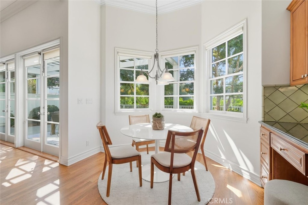 2909 Maple Avenue Manhattan Beach, CA 90266 - Photo 26 of 57 a dining room with furniture and windows