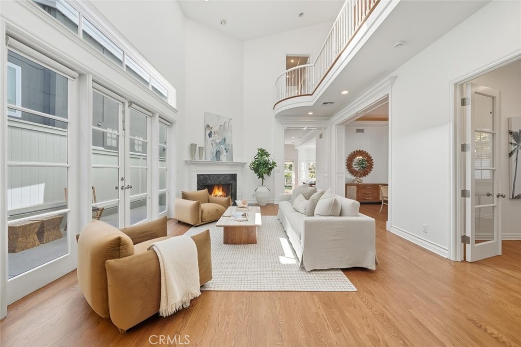 2909 Maple Avenue Manhattan Beach, CA 90266 - Photo 4 of 57 a living room with furniture and a fireplace