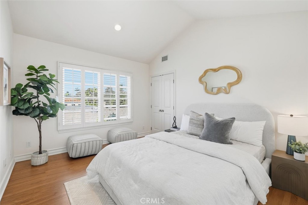 2909 Maple Avenue Manhattan Beach, CA 90266 - Photo 41 of 57 a bedroom with bed and a potted plant