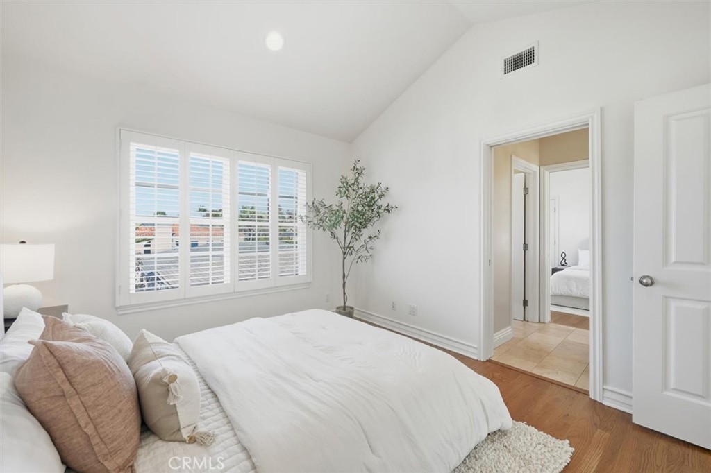 2909 Maple Avenue Manhattan Beach, CA 90266 - Photo 44 of 57 a bedroom with a bed and a window
