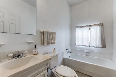 $638,500 | 18025 County Road 4052, Kemp, TX 75143