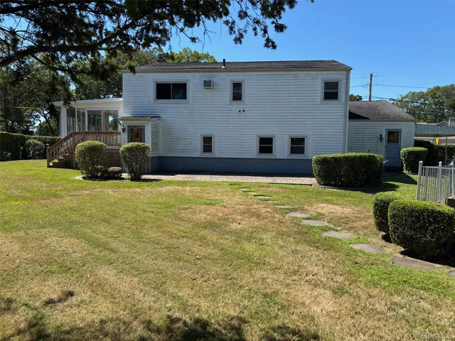 a view of back yard of the house