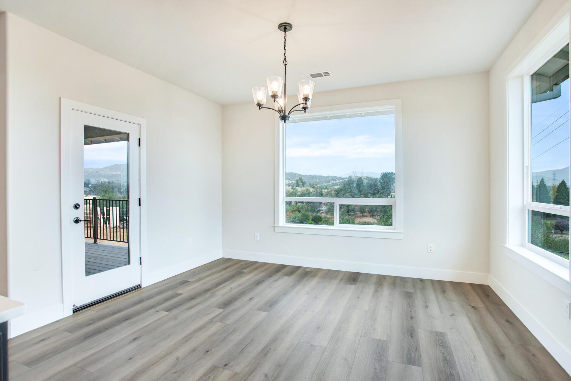 1410 Ridge Drive Redding, CA 96001 - Photo 7 of 25 IMG_7061
