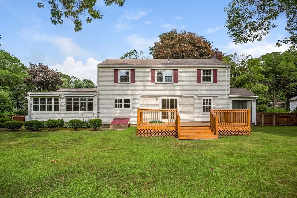 58 Robin Road Longmeadow, MA 01106 - Photo 4 of 30 a front view of a house with a garden