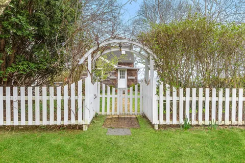 7 Bayview Road, Sag Harbor, NY 11963