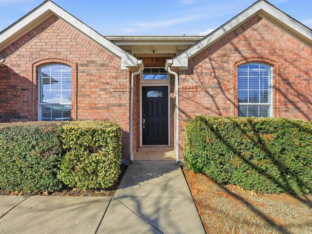 424 Shady Shore Lane Crowley, TX 76036 - Photo 6 of 40 front view of a house