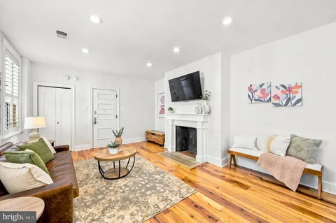 $525,000 | 328 Spruce Street, Unit 5, Philadelphia, PA 19106