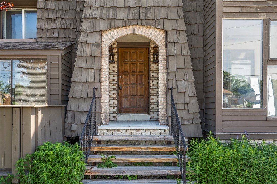 1006 Post Road Warwick, RI 02888 - Photo 4 of 20 Front door