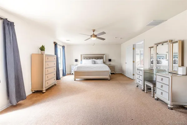 a view of livingroom with furniture and a ceiling fan