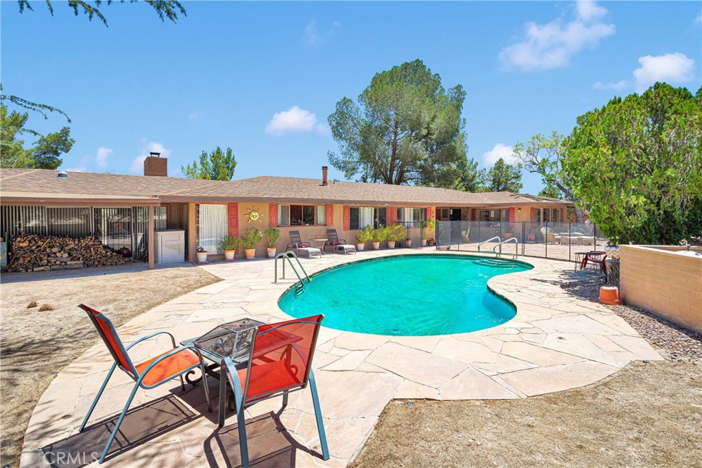 19955 Chickasaw Road Apple Valley, CA 92307 - Photo 45 of 60 a view of a house with swimming pool and sitting area