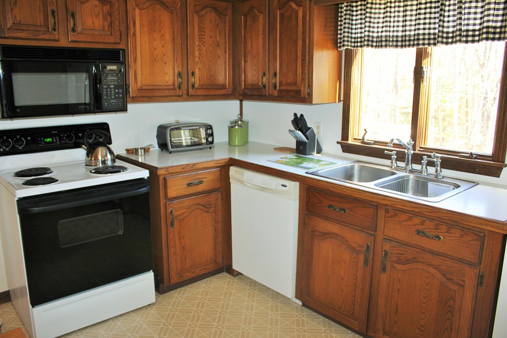 97 Laurel Road Wilbraham, MA 01095 - Photo 10 of 30 Gallery Image 10