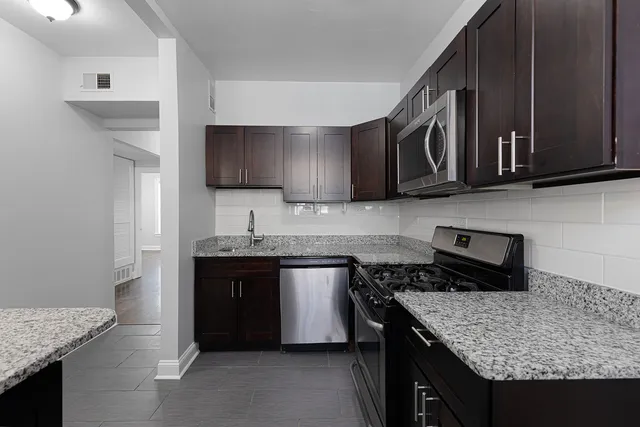 $2,102 | 1104 West Glenlake Avenue, Unit 2, Chicago, IL 60660