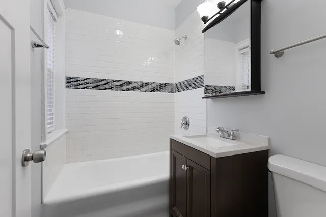 $2,102 | 1104 West Glenlake Avenue, Unit 2, Chicago, IL 60660