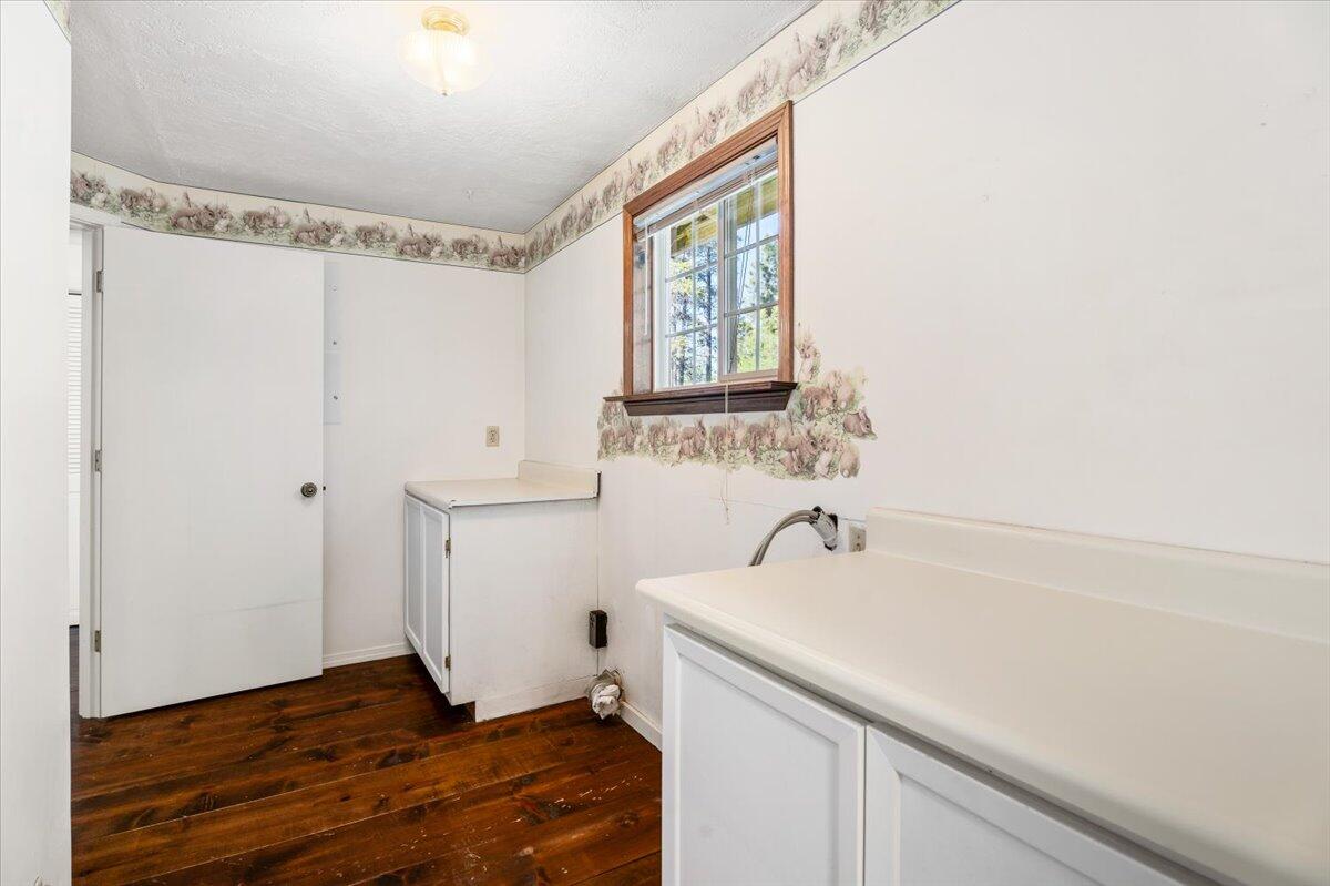51422 Cedar Road La Pine, OR 97739 - Photo 26 of 44 Mud/Laundry Room
