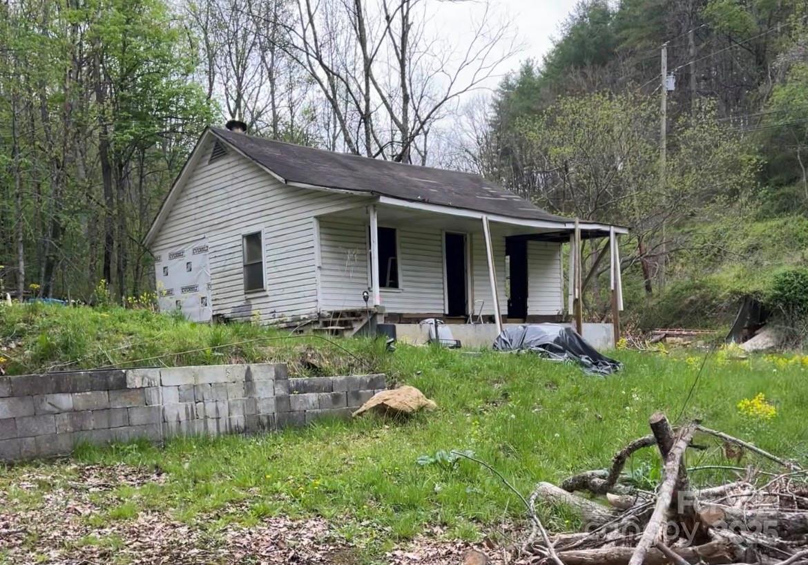 522 Deyton Road Bakersville, NC 28705 - Photo 6 of 11 a backyard of a house with seating space