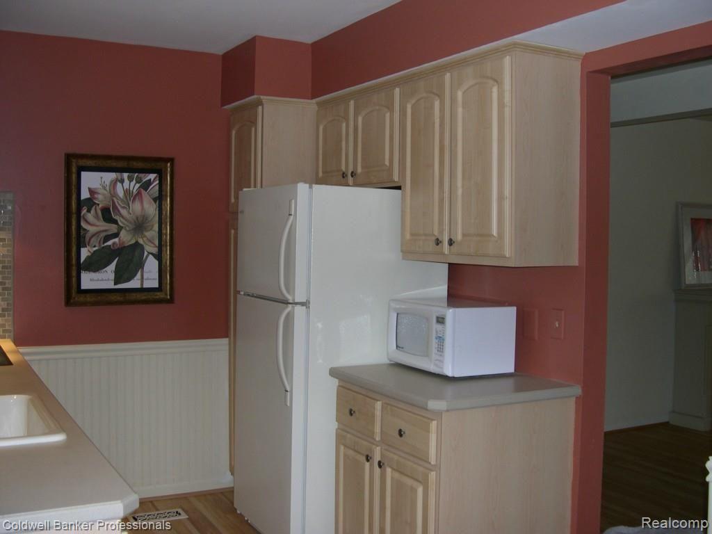 423 Baldwin Avenue, Unit 17 Rochester, MI 48307 - Photo 5 of 13 Updated Kitchen.jpg