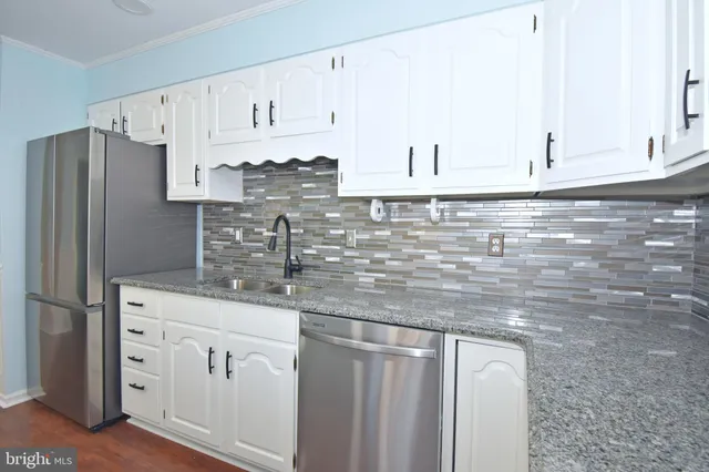 a view of empty room with a chandelier