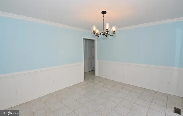an empty room with closet and a ceiling fan