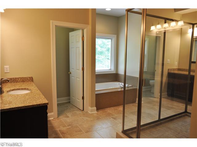 2500 Lakes Edge High Point High Point, NC 27265 - Photo 14 of 16 Master Bath/Spa.
