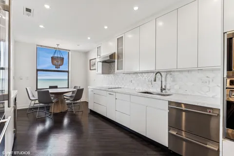 $899,000 | 1040 North Lake Shore Drive, Unit 26B, Chicago, IL 60611