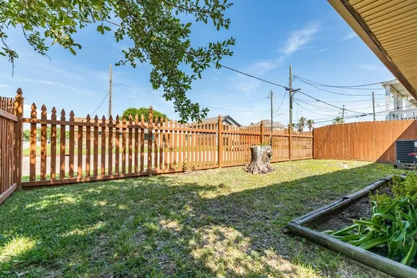 a view of a backyard