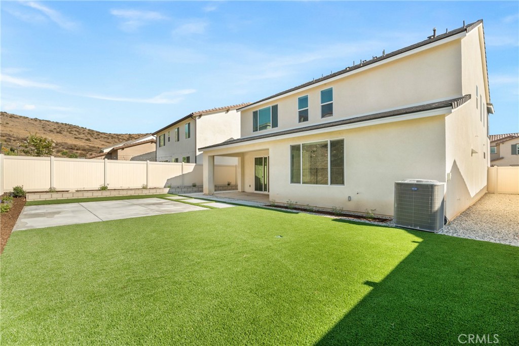 18121 Outlook Way Saugus, CA 91350 - Photo 39 of 59