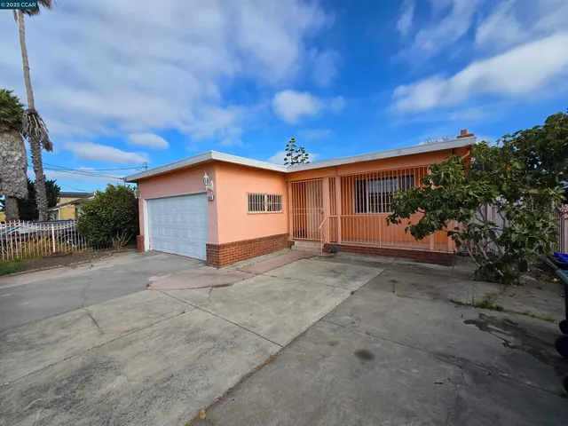 a view of a house with backyard and garden
