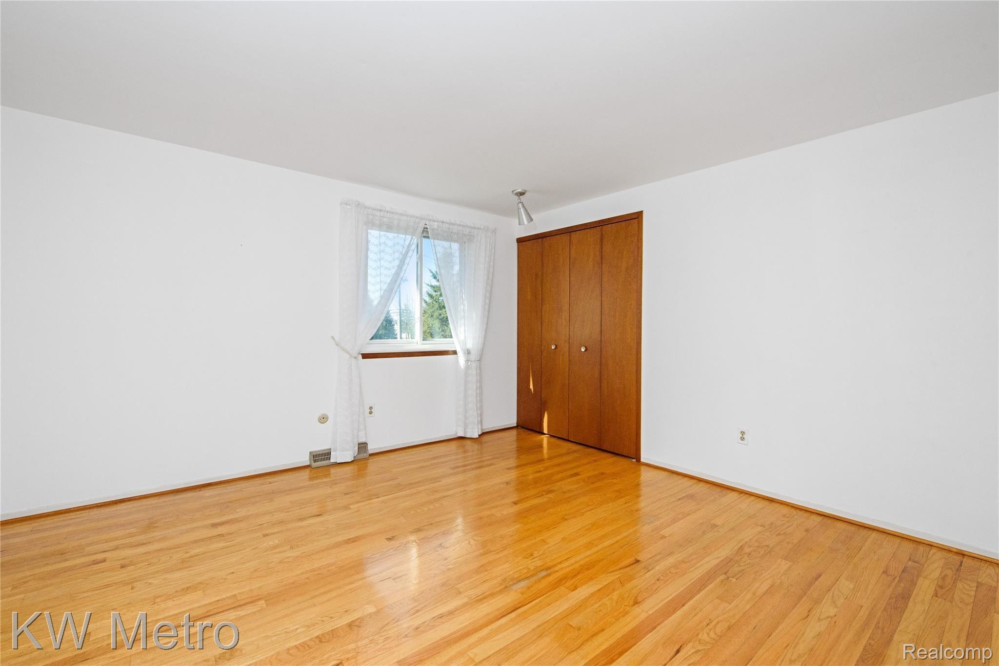 5000 Commerce Road West Bloomfield, MI 48324 - Photo 11 of 20 DSC_4566.jpg