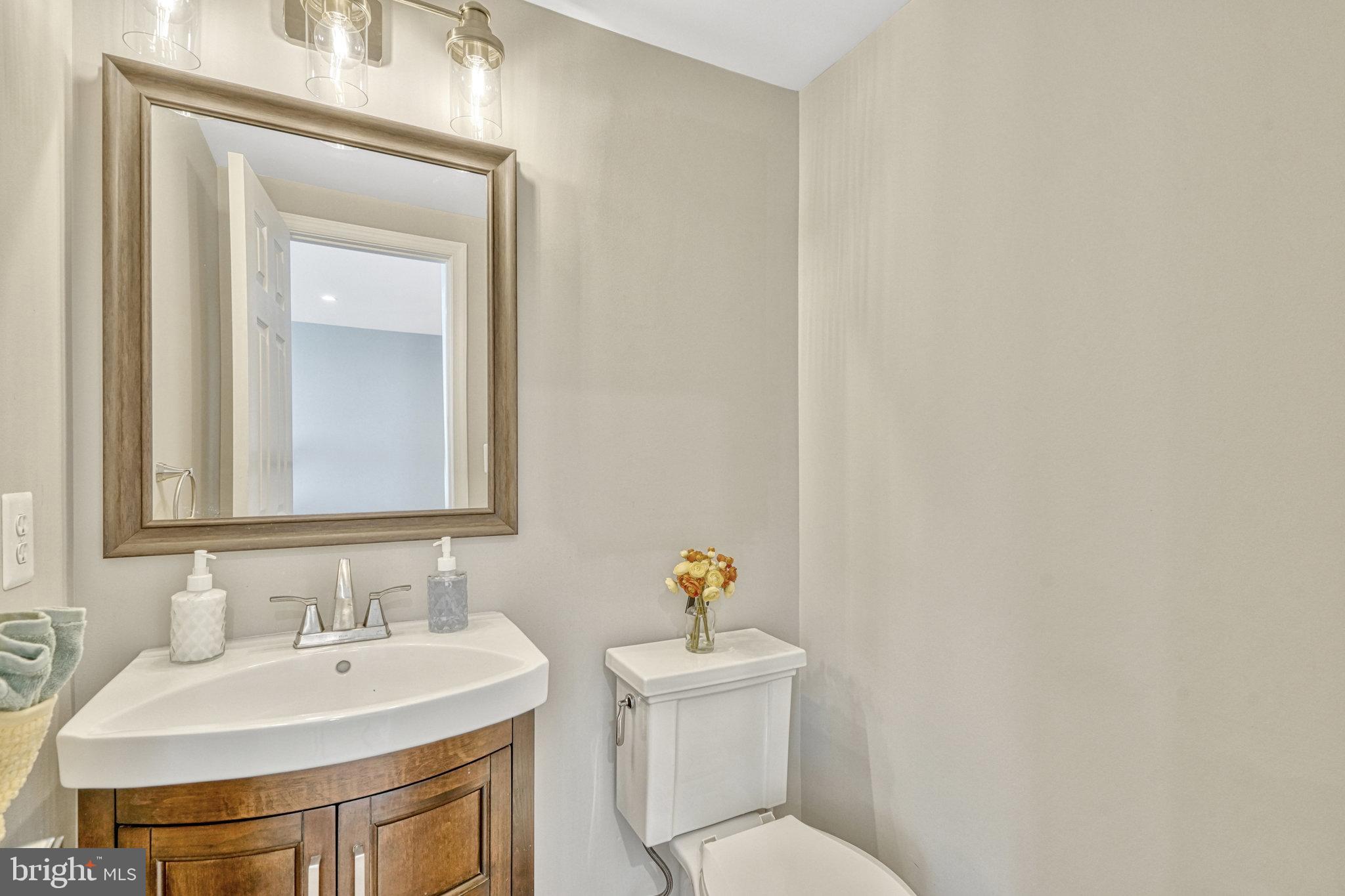42751 Bennett Street Chantilly, VA 20152 - Photo 24 of 61 a bathroom with a toilet a sink and mirror