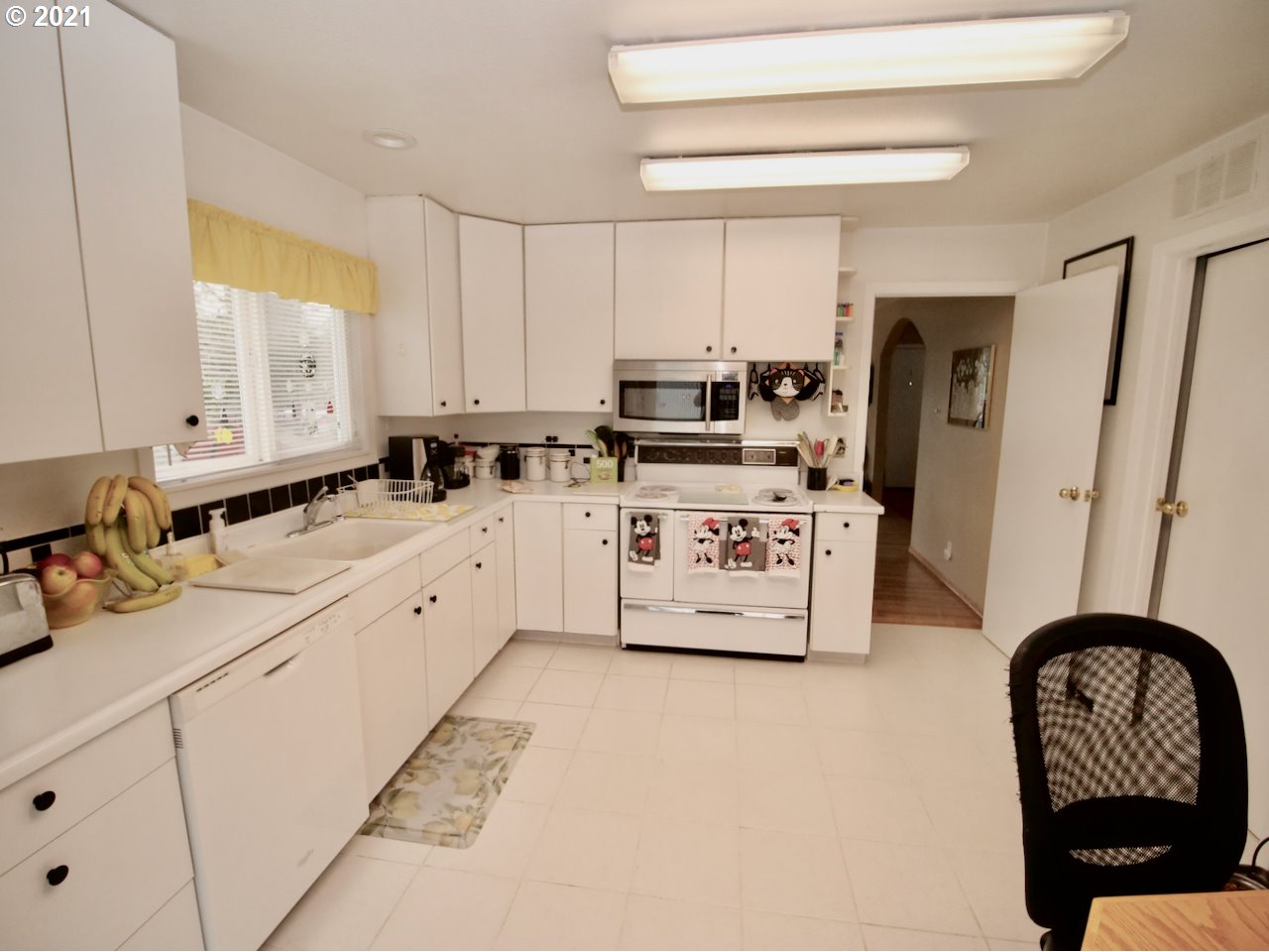 3930 Southwest Huber Street Portland, OR 97219 - Photo 12 of 26 Gallery Image 12