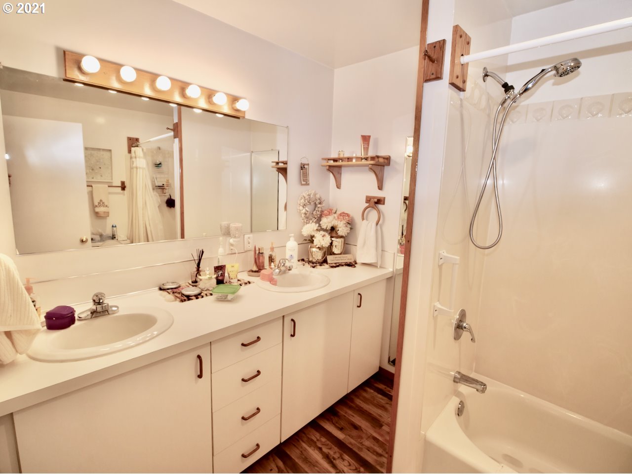 3930 Southwest Huber Street Portland, OR 97219 - Photo 15 of 26 Gallery Image 15