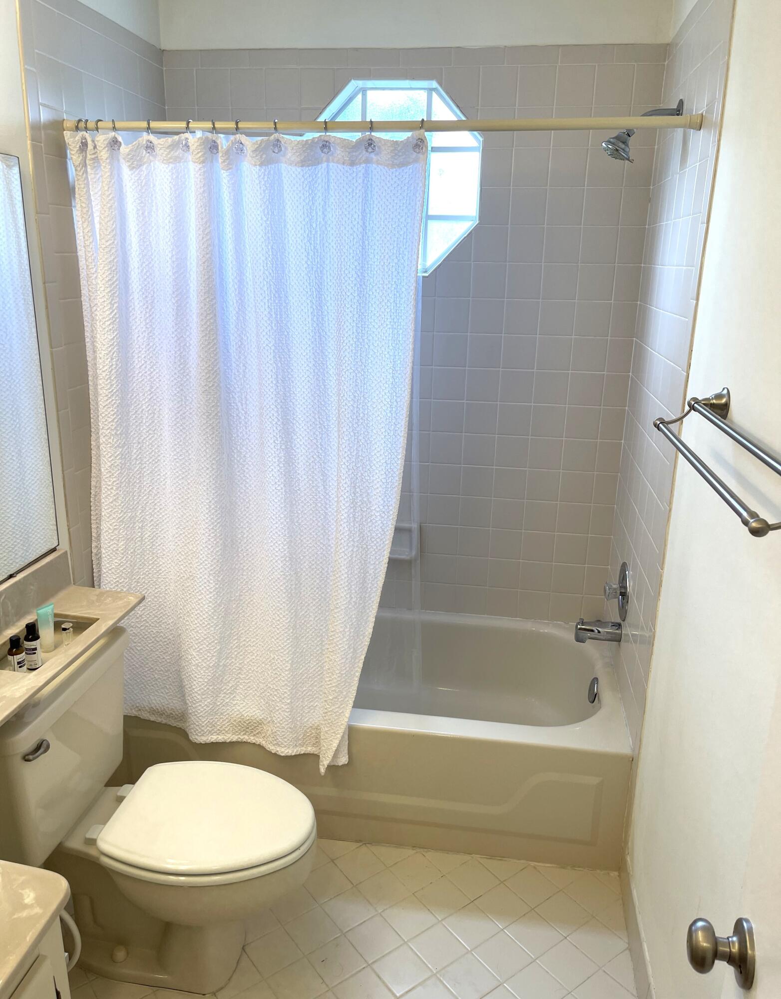 6508 Via Regina, Unit 4 Boca Raton, FL 33433 - Photo 18 of 22 18-Second Bathroom