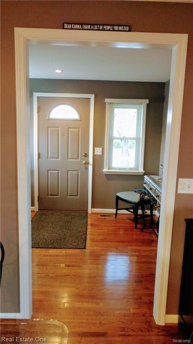 3249 Wakefield Road Berkley, MI 48072 - Photo 17 of 44 Foyer from dining room