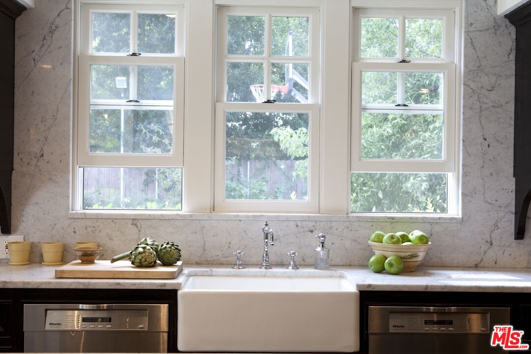 3326 Fryman Road Studio City, CA 91604 - Photo 9 of 27