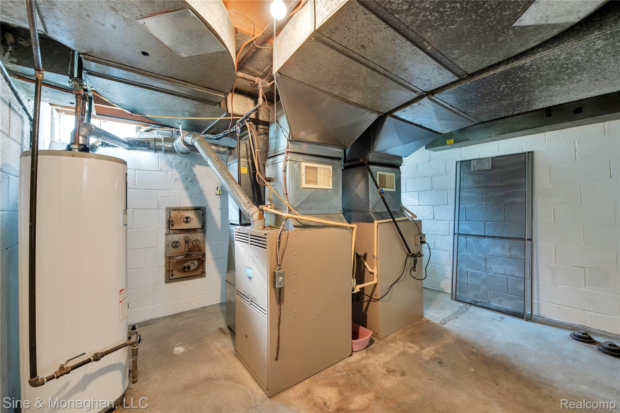 954 Harcourt Road Grosse Pointe, MI 48230 - Photo 35 of 46 956 Harcourt - HD Drone Photography-28.jpg