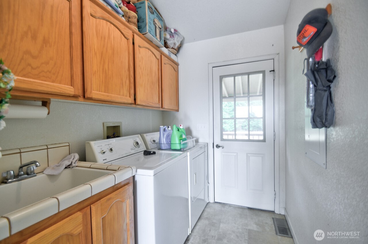 378 Burnt Ridge Road Onalaska, WA 98570 - Photo 24 of 40 a utility room with dryer and washer