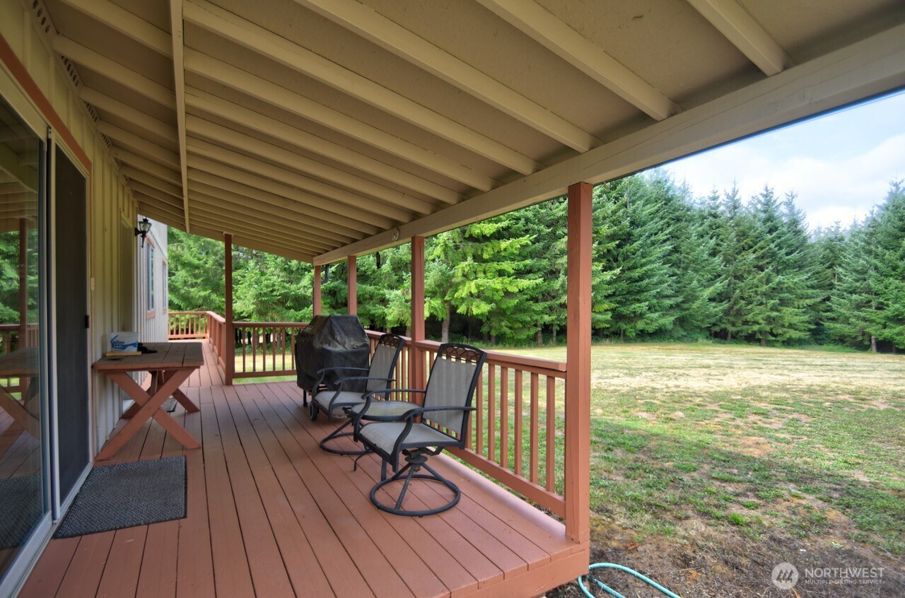 378 Burnt Ridge Road Onalaska, WA 98570 - Photo 28 of 40 a view of living room with furniture and garden view