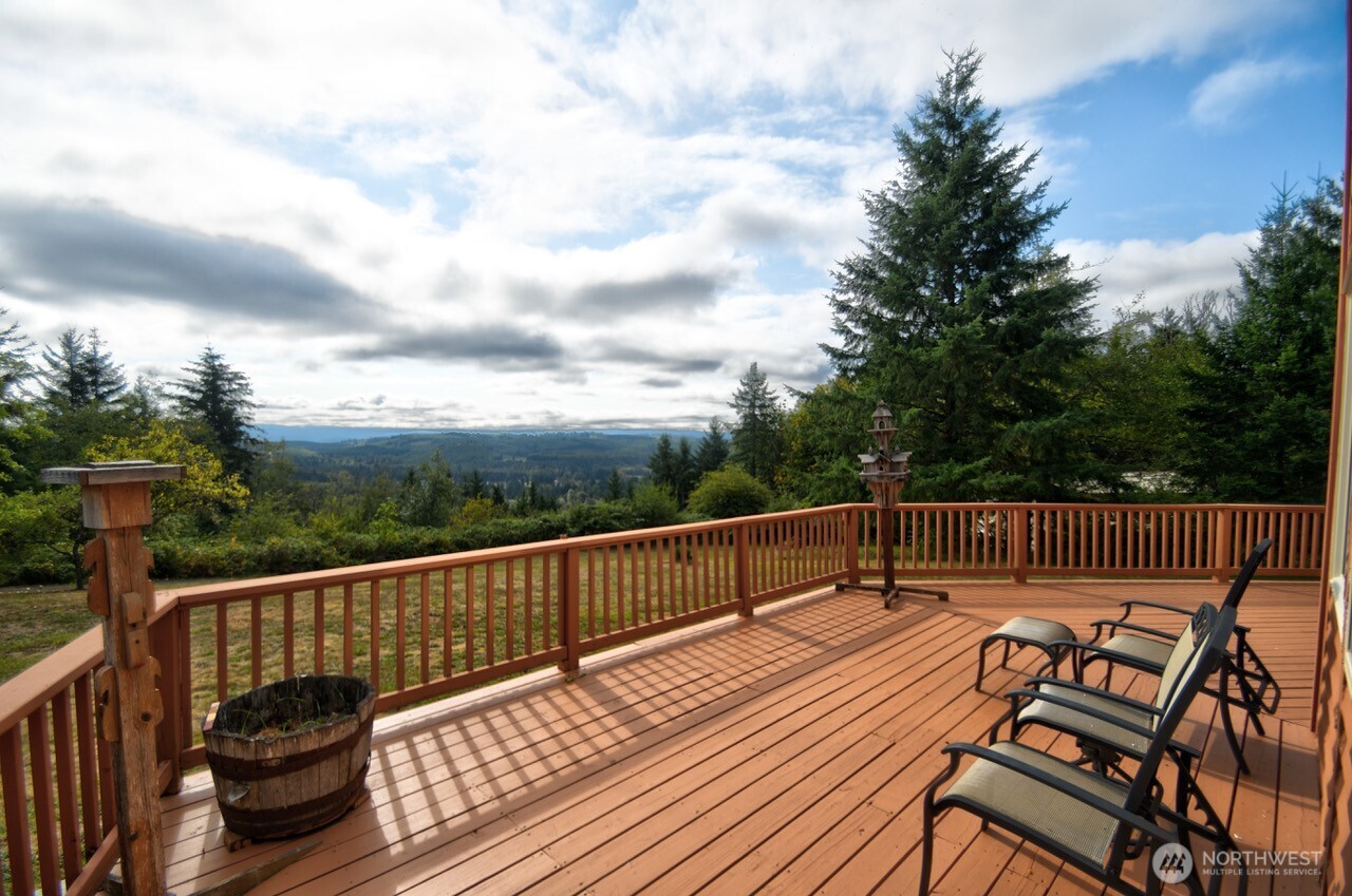 378 Burnt Ridge Road Onalaska, WA 98570 - Photo 29 of 40 a view of balcony with furniture