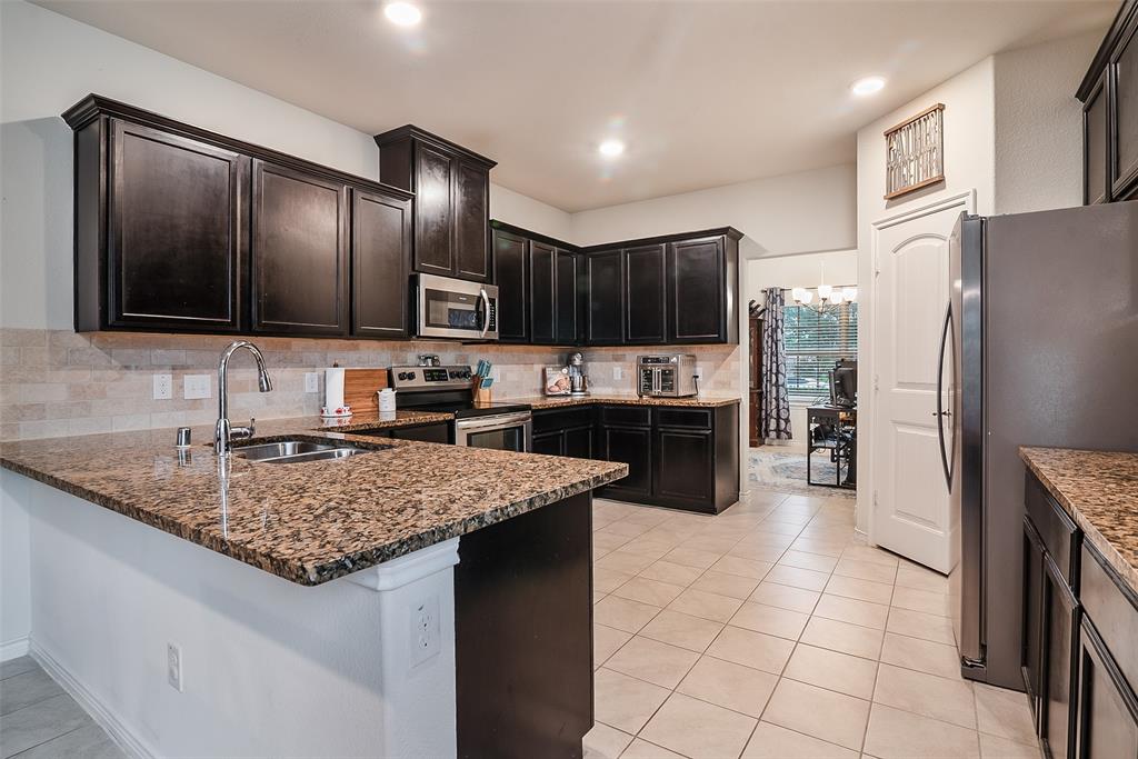1733 Beasley Street Van Alstyne, TX 75495 - Photo 8 of 32