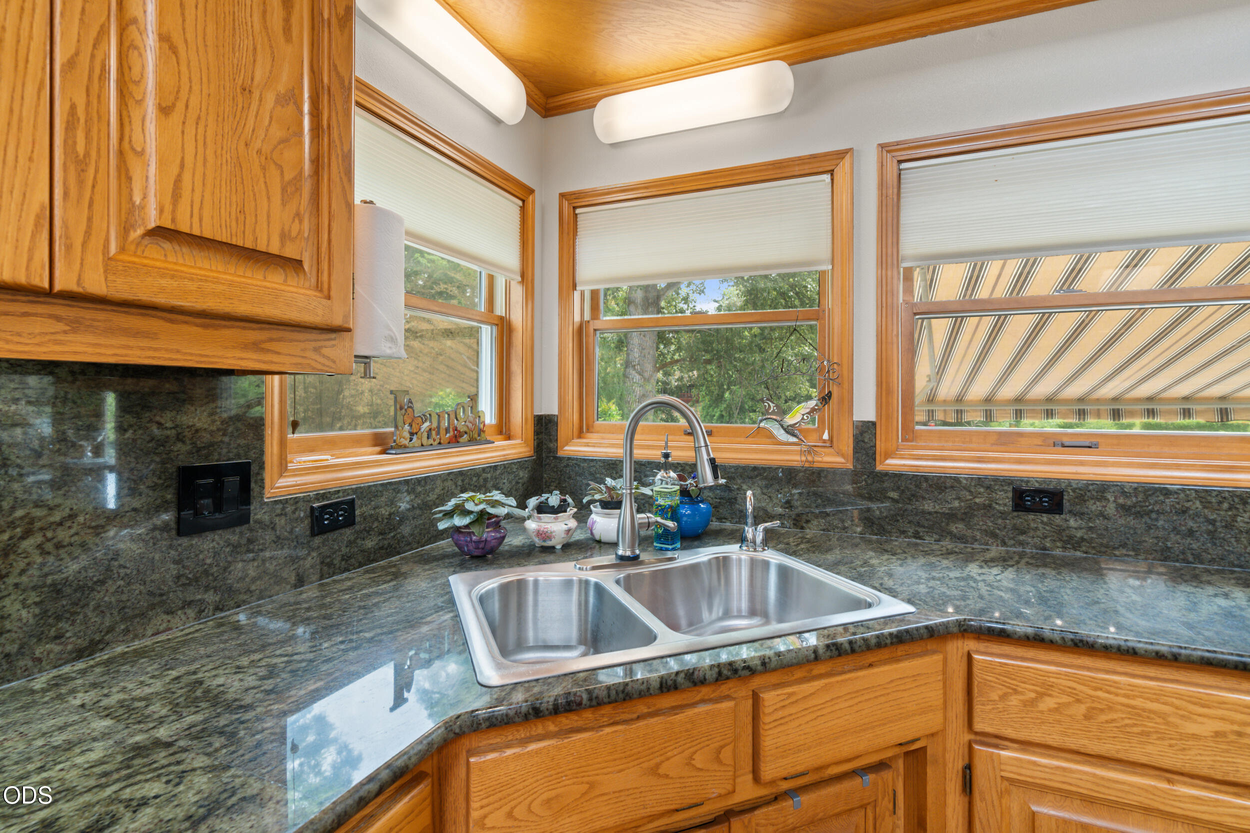5061 Lower River Road Grants Pass, OR 97526 - Photo 17 of 63