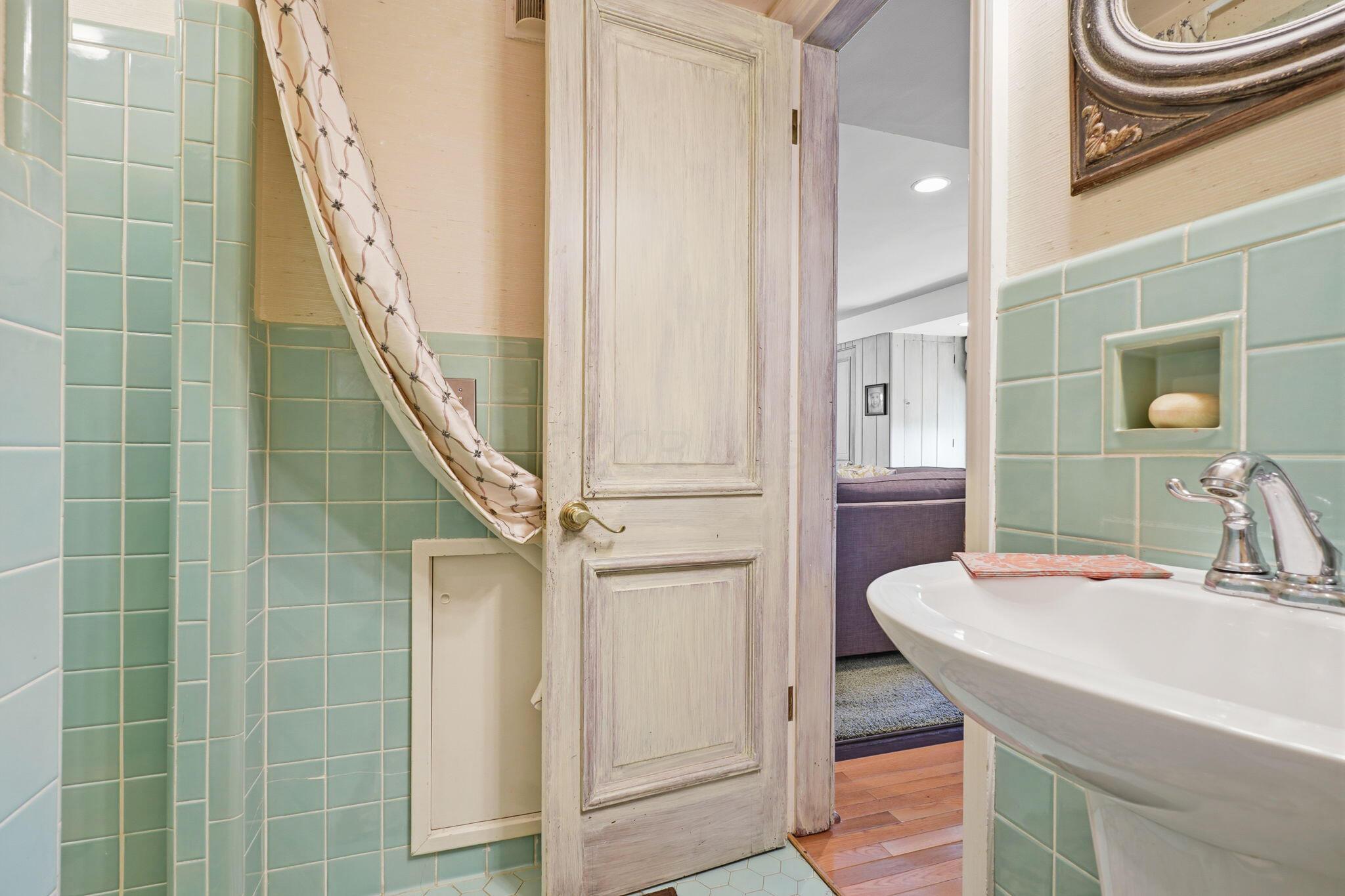 227 South Chesterfield Road Columbus, OH 43209 - Photo 21 of 77 Bathroom 3