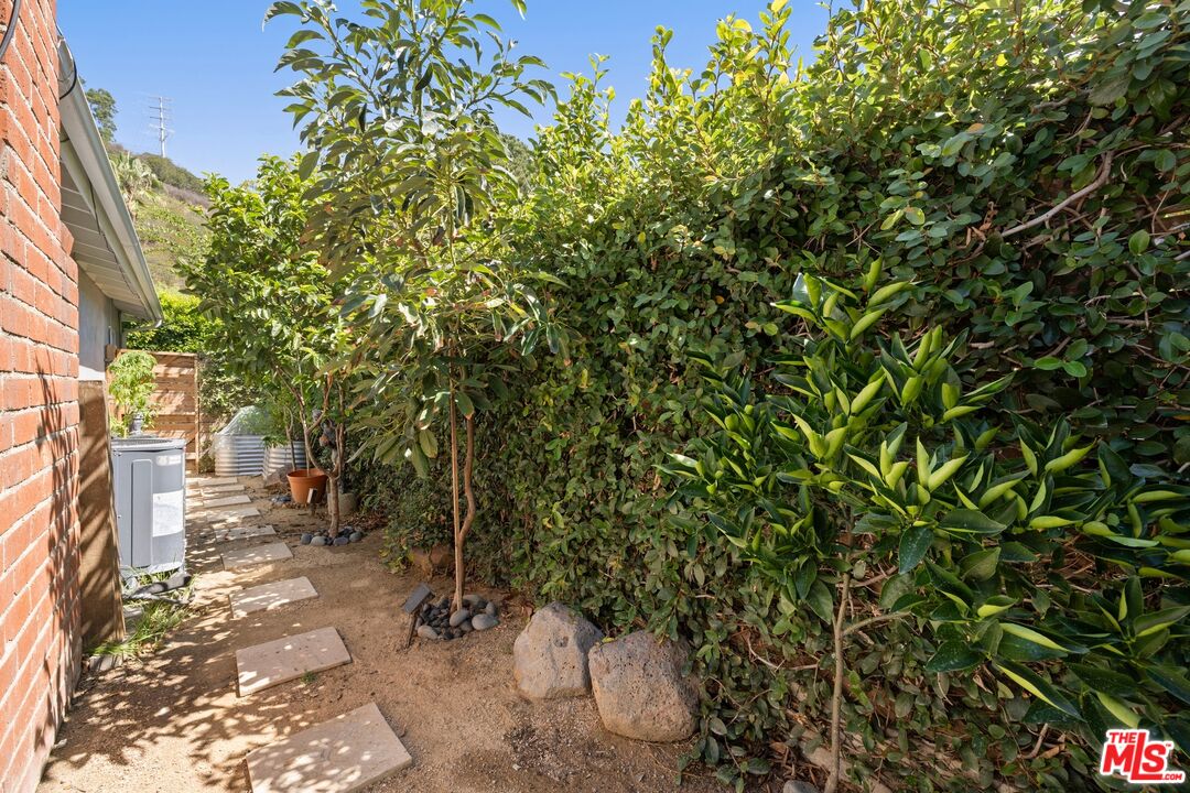 8142 Amor Road Los Angeles, CA 90046 - Photo 20 of 26 Gallery Image 20