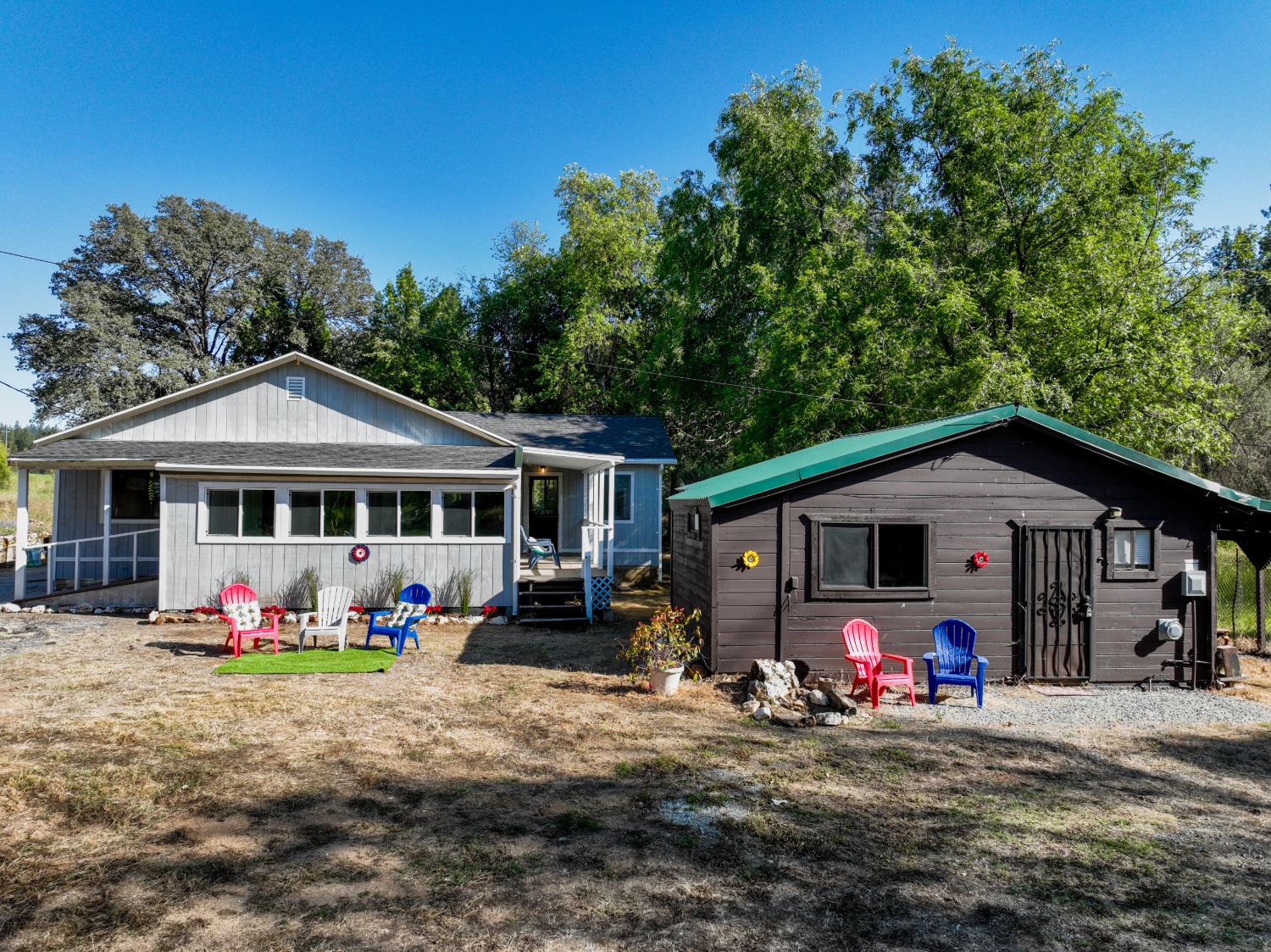 13351 Newtown Road Nevada City, CA 95959 - Photo 21 of 50 a front view of a house with garden
