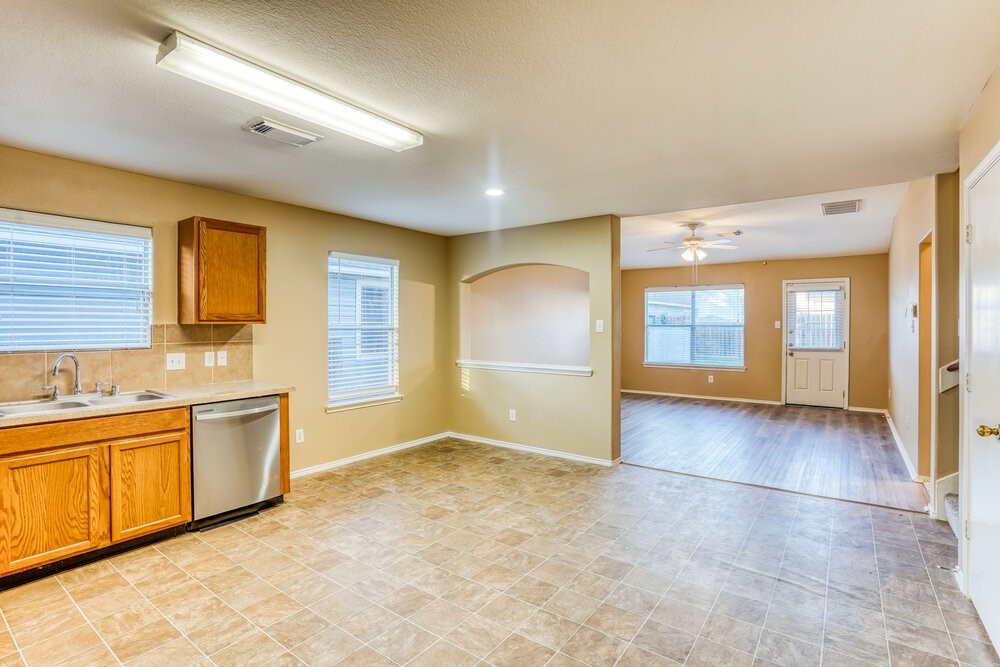 8223 Wainwright Way Rosharon, TX 77583 - Photo 7 of 17 Gallery Image 7
