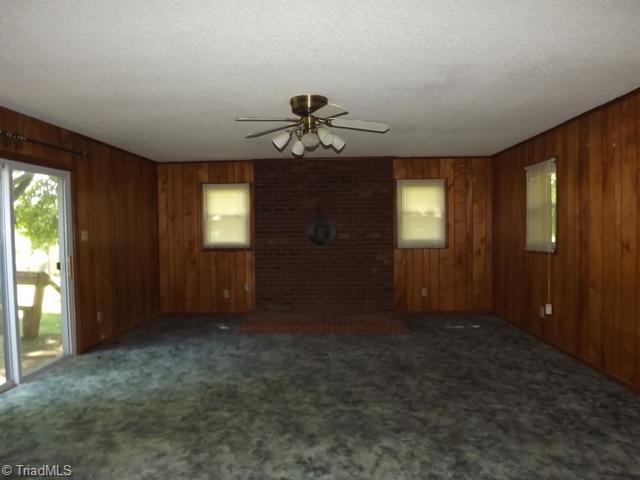 4213 Valley View Road Thomasville, NC 27360 - Photo 4 of 11 Den/Family/Great Room.