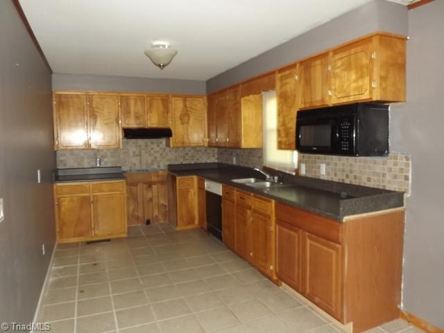 4213 Valley View Road Thomasville, NC 27360 - Photo 5 of 11 Kitchen.